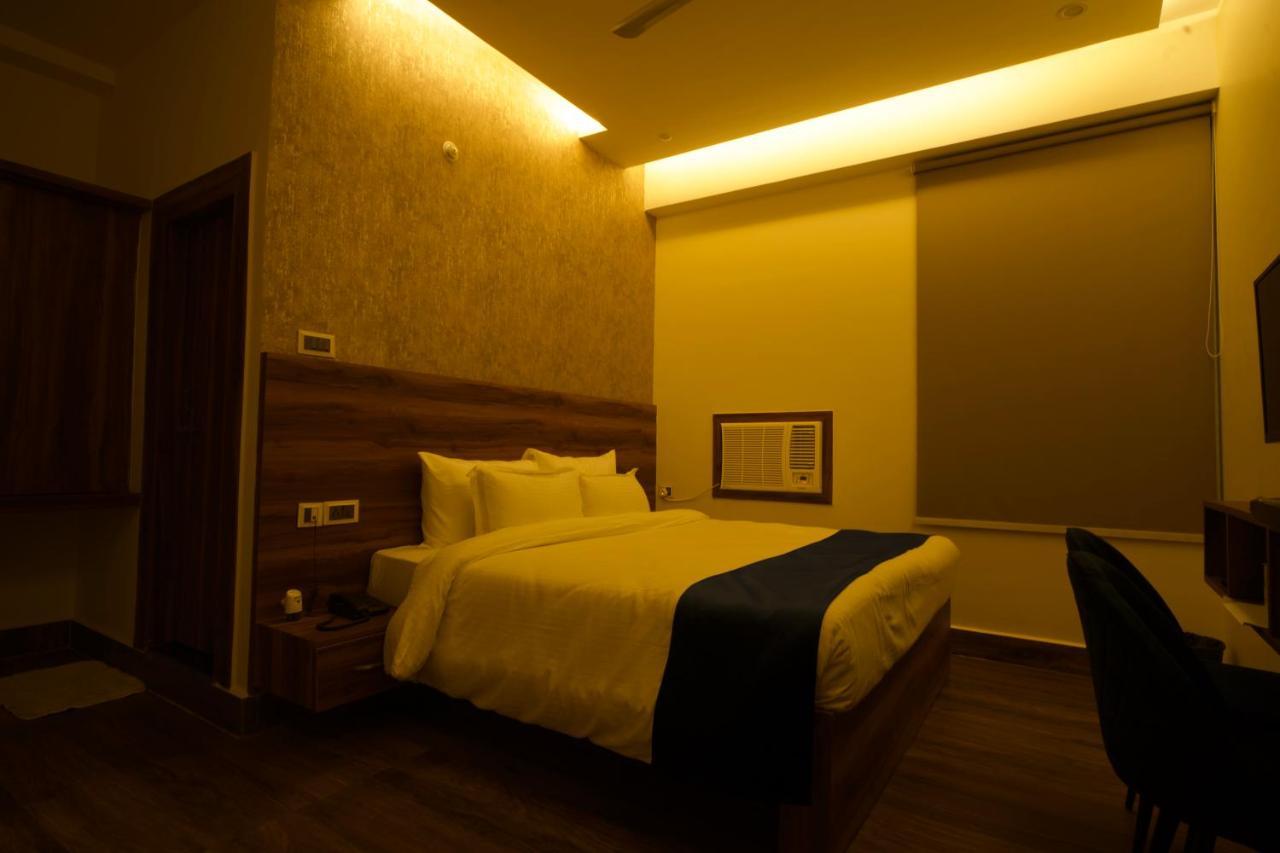 Dolphin Club Hotel Chinhat Exterior foto