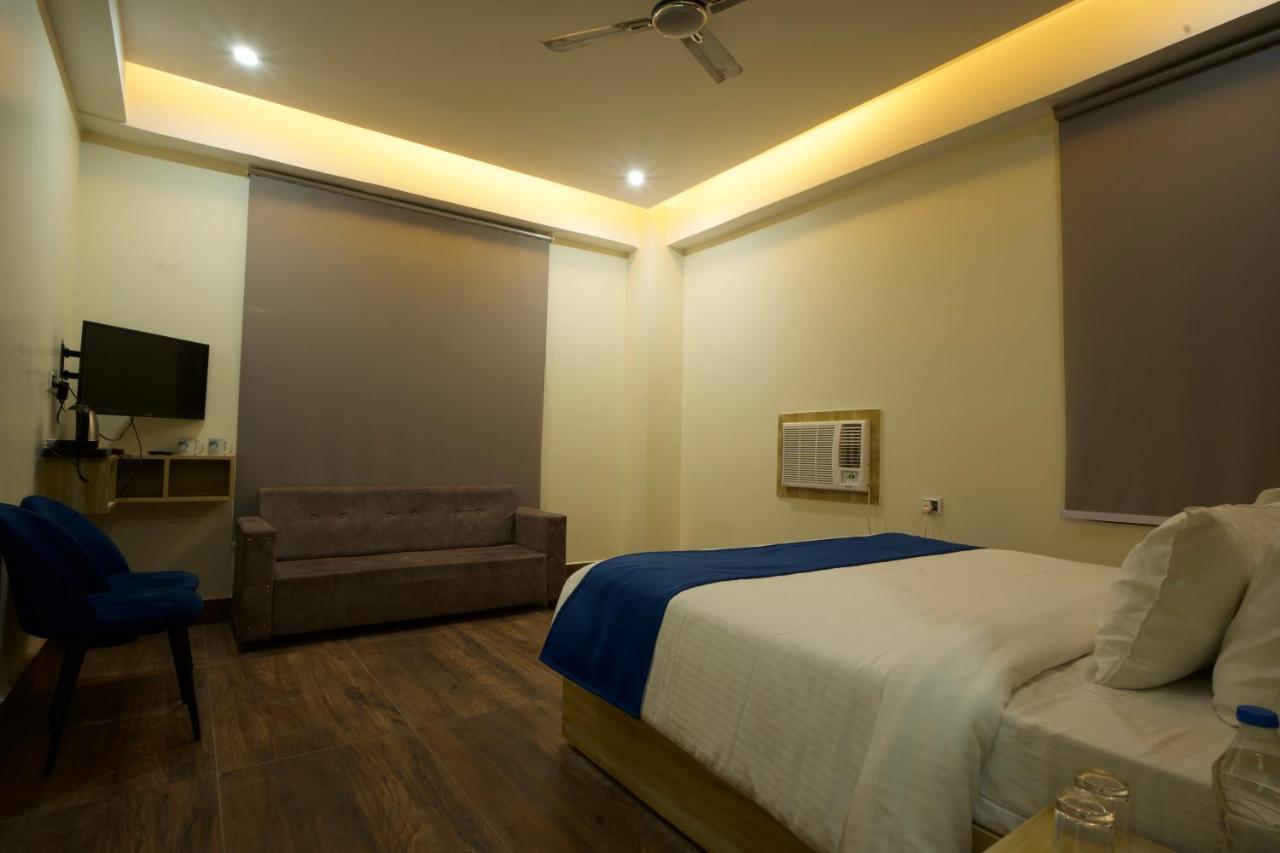 Dolphin Club Hotel Chinhat Exterior foto