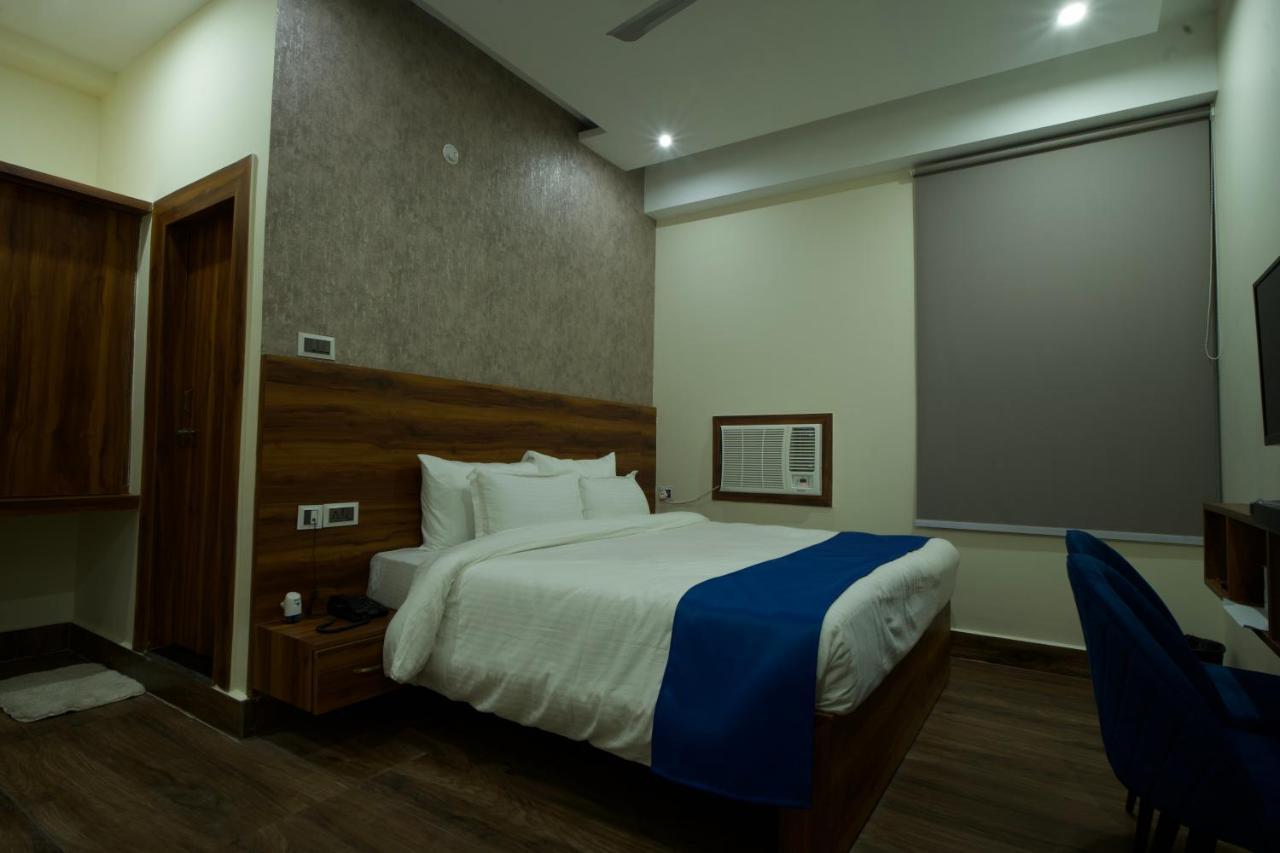 Dolphin Club Hotel Chinhat Exterior foto
