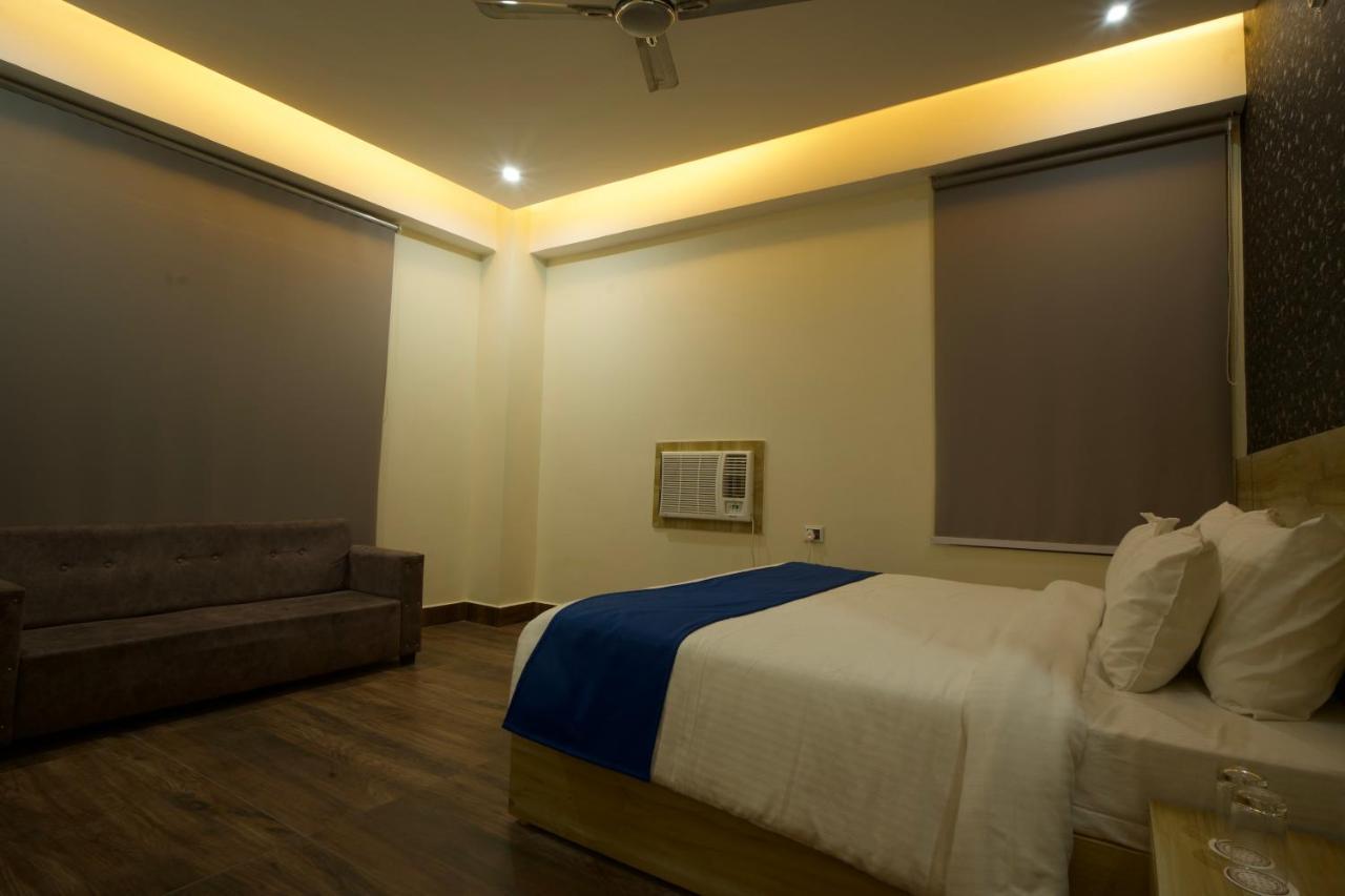 Dolphin Club Hotel Chinhat Exterior foto
