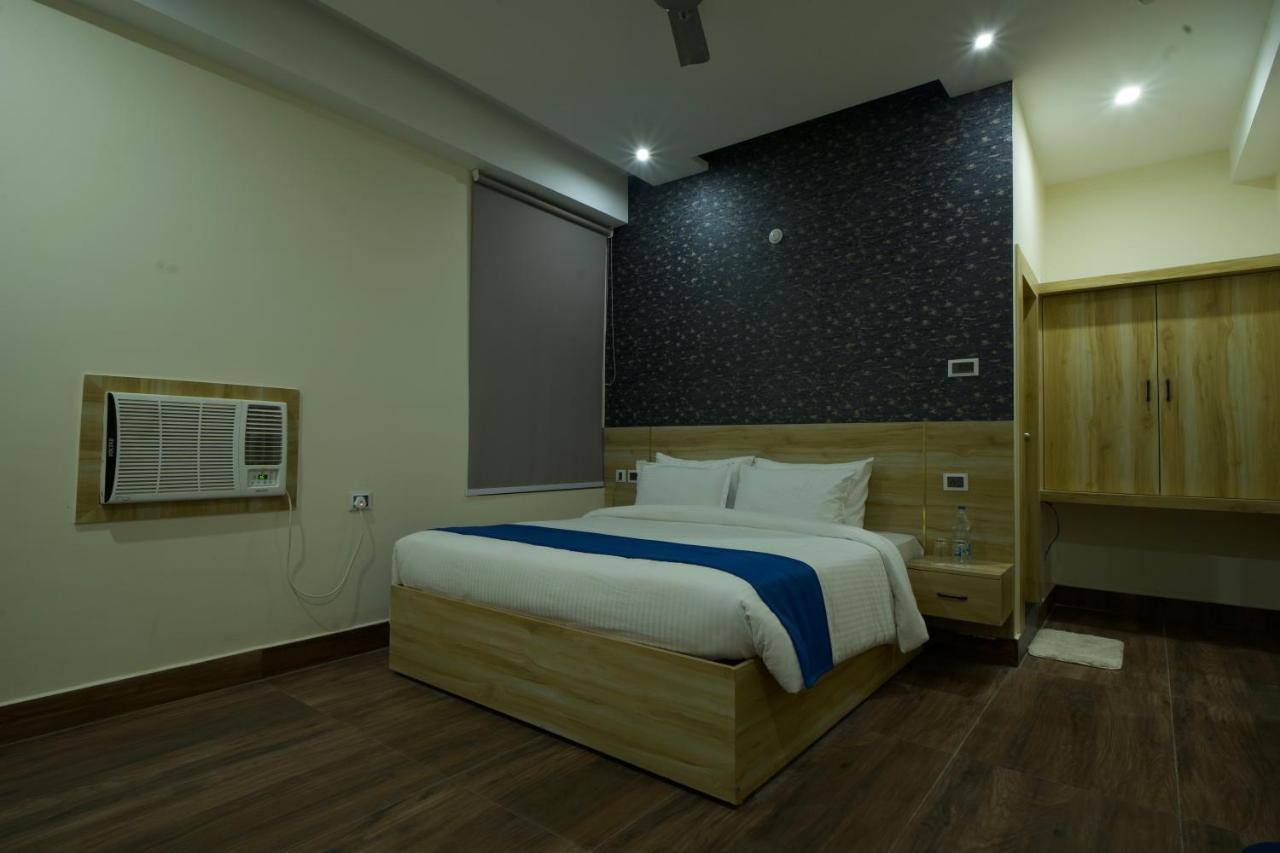 Dolphin Club Hotel Chinhat Exterior foto